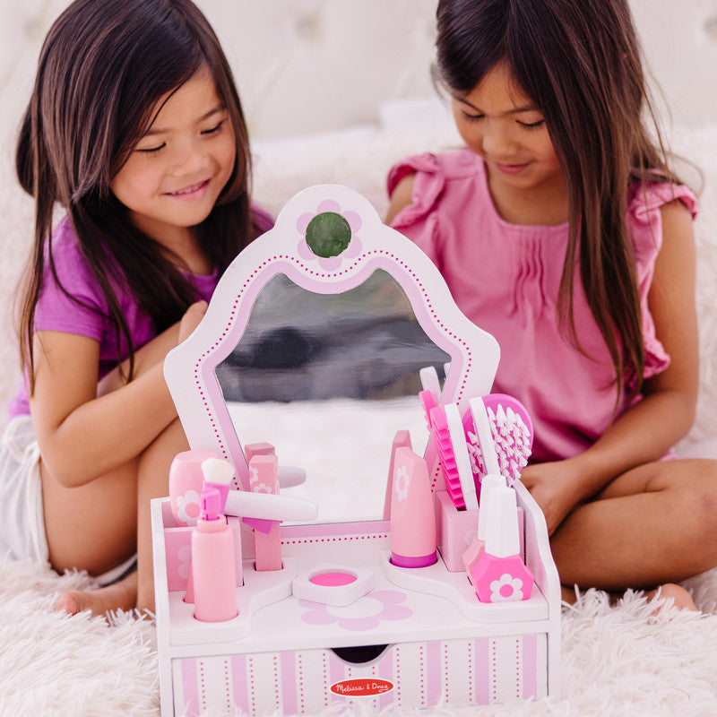 SMD _MELISSA & DOUG _SPIN MASTER Melissa & Doug Wooden Beauty Salon Play Set With Vanity and Accessories (18 Pieces) - Image 4